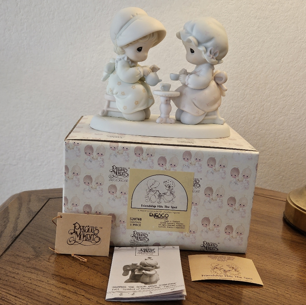 Precious Moments "Friendship Hits The Spot" 80s, in original packaging and tags.